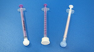 Foto: DAC/NRF Drei verschiedene Oralspritzen unterschiedlichen Aufbaus mit Verschluss