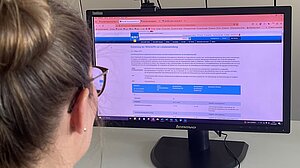 Foto: DAC/NRF Frau beim Recherchieren auf DAC/NRF-Homepage in den Tabellen für die Rezeptur